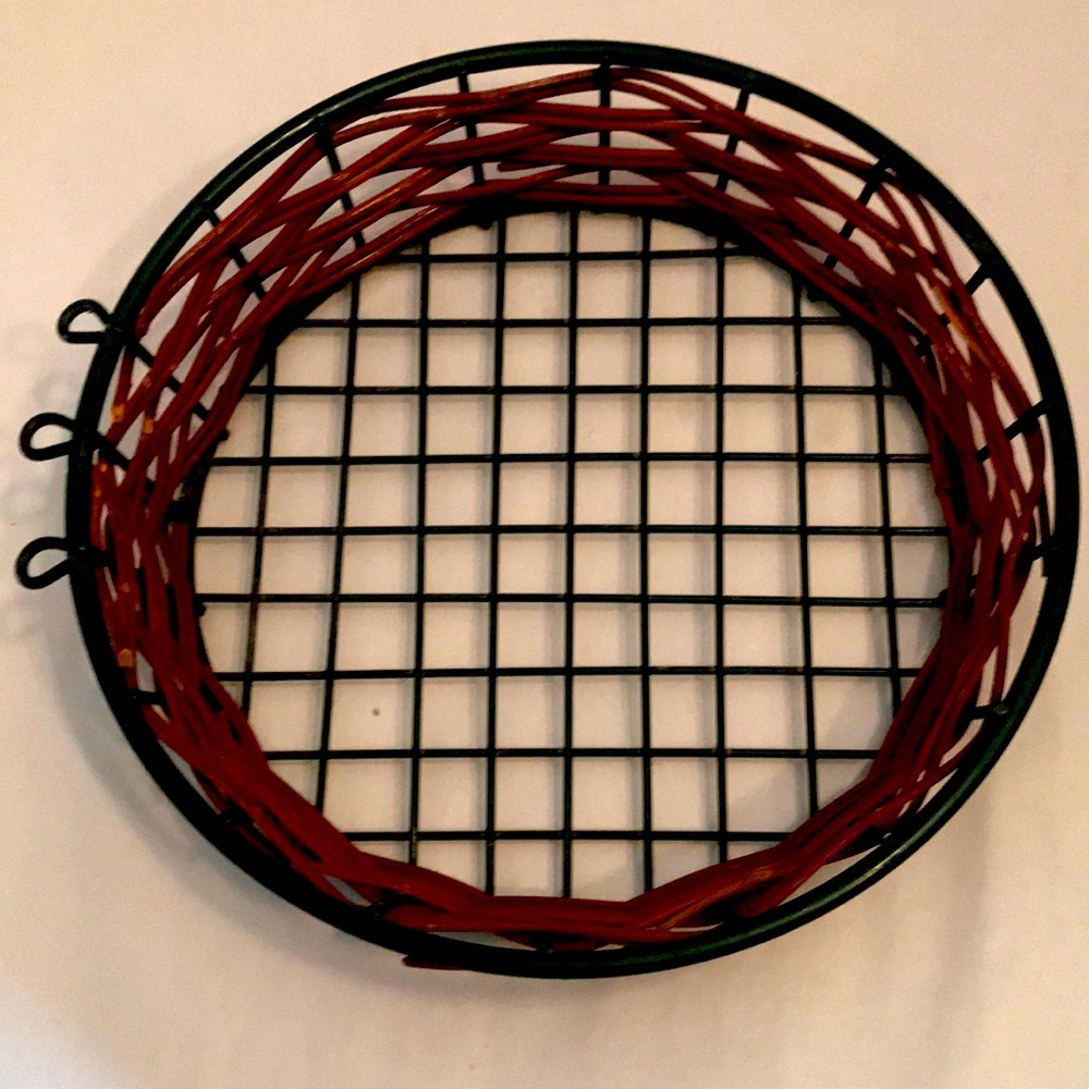 Metal & Wicker Pie Holder 10”